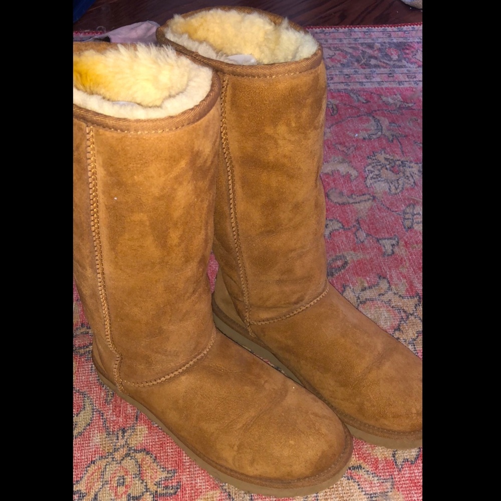 Tall tan Ugg’s size 8